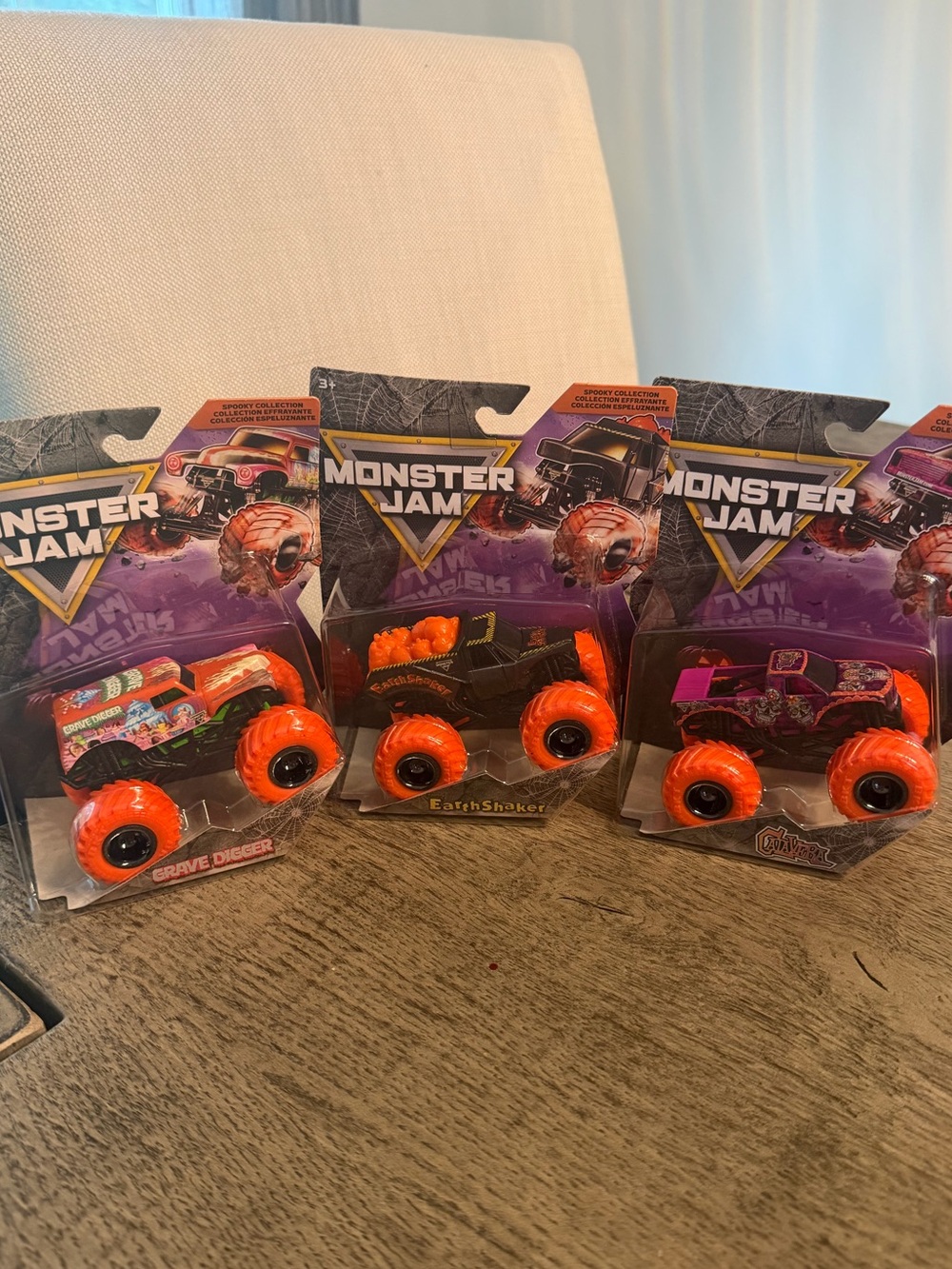 Monster Jam Spooky collection Grave Digger Calavera Earthshaker Halloween Trucks